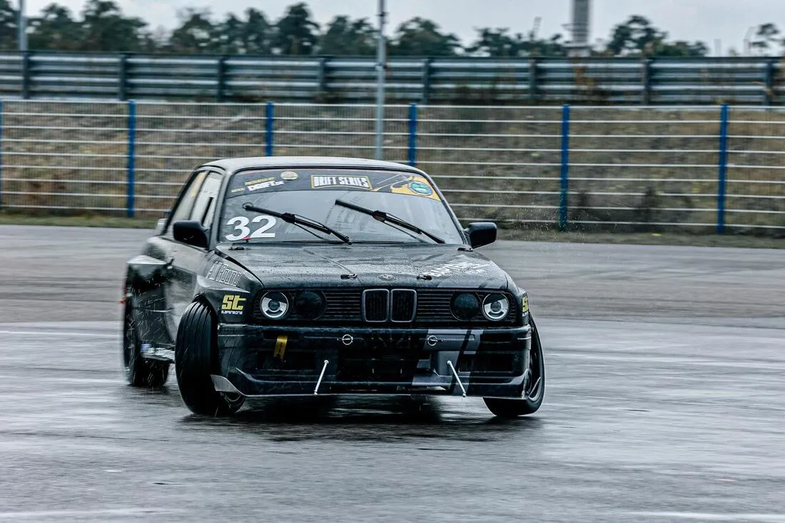 E30 V8 Wettbewerbsfahrzeug Black Pearl